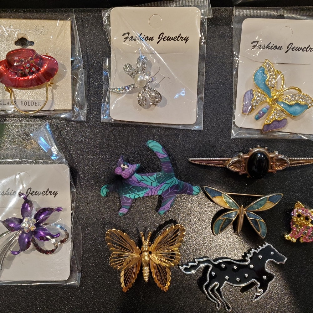 Lot of 10 brooches